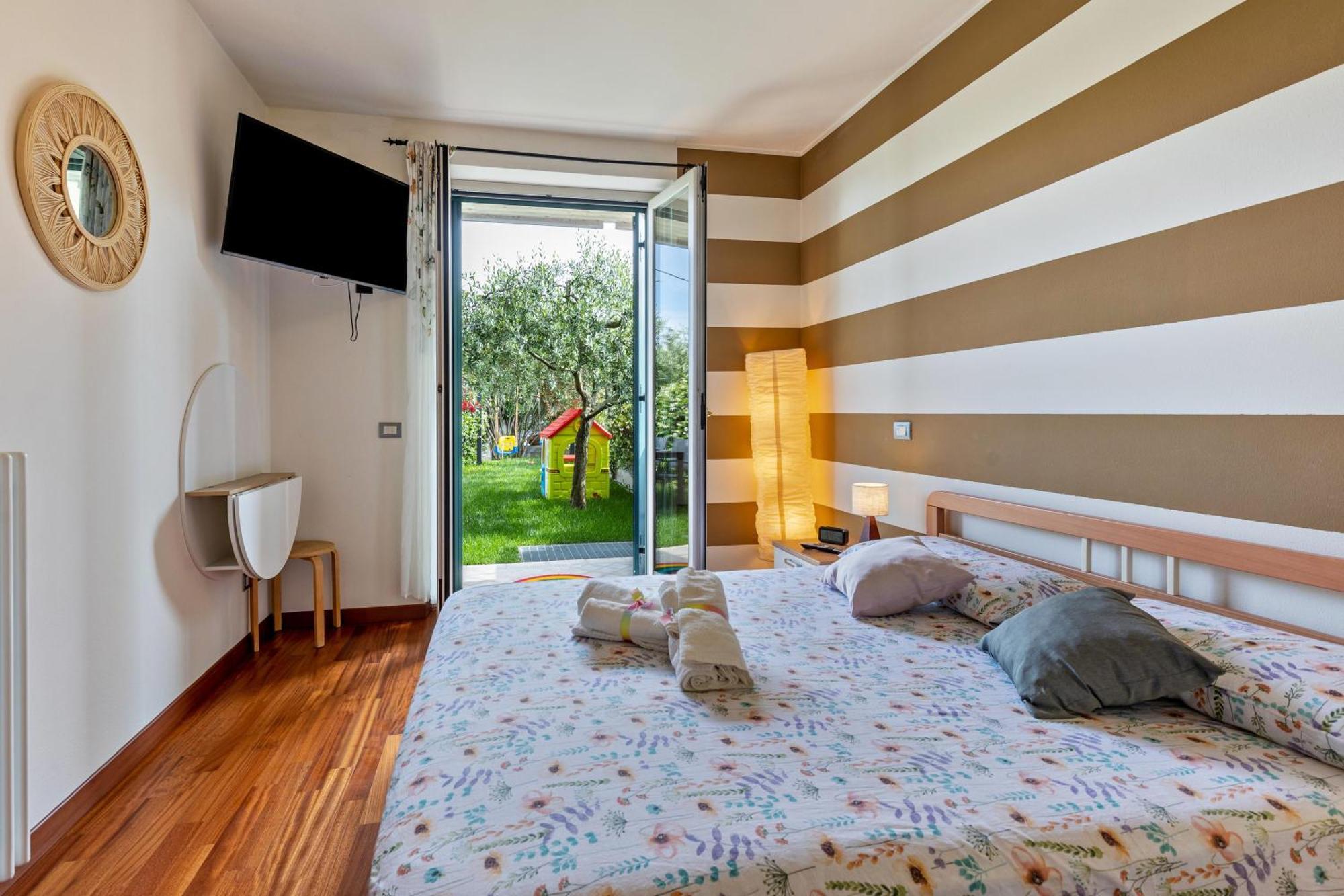 Bluemoon -Luminoso Apt Con Piscina Lazise Ngoại thất bức ảnh